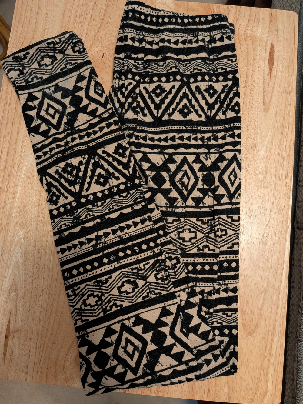 Forever 21 Black and Cream Aztec Print Leggings